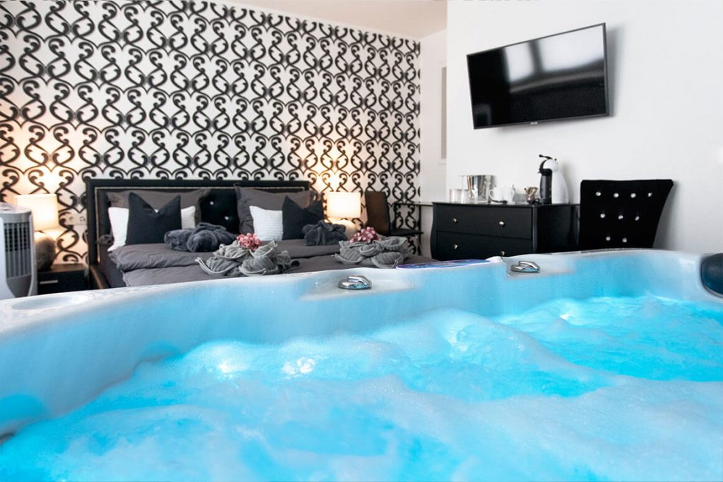 Beispielbild Zimmer 1 1St Floor Köln Blick aus dem Whirlpool aufs Bett